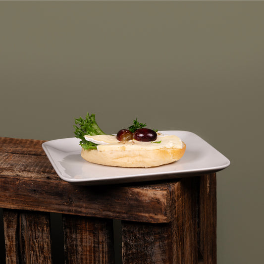 Rundstykke med Brie og druer