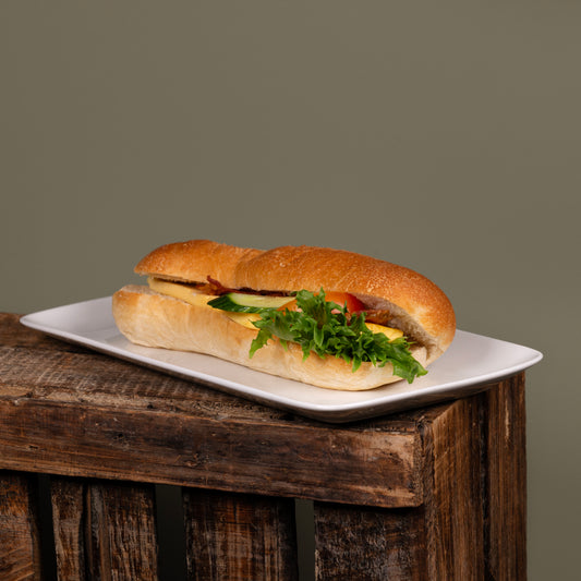 Baguette med omelett og bacon